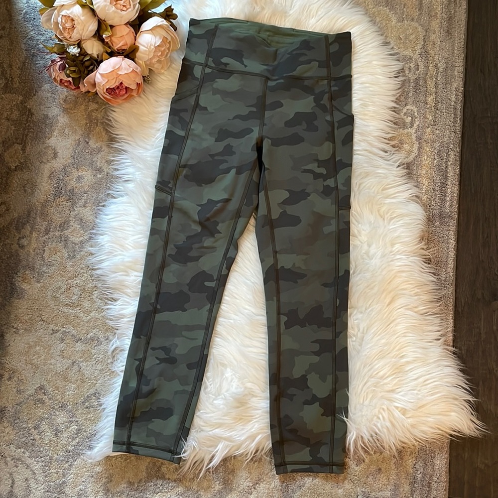 🍋 EUC Lululemon Invigorate High Rise Crop